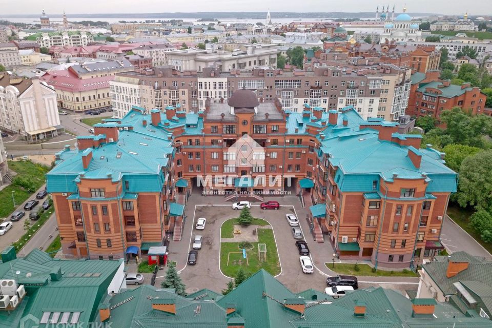 Продаётся 4-комнатная квартира, 570 м²