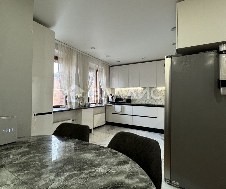 Продаётся 7-комнатная квартира, 192.7 м²