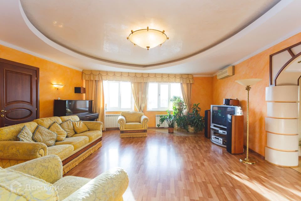Продаётся 4-комнатная квартира, 155.8 м²