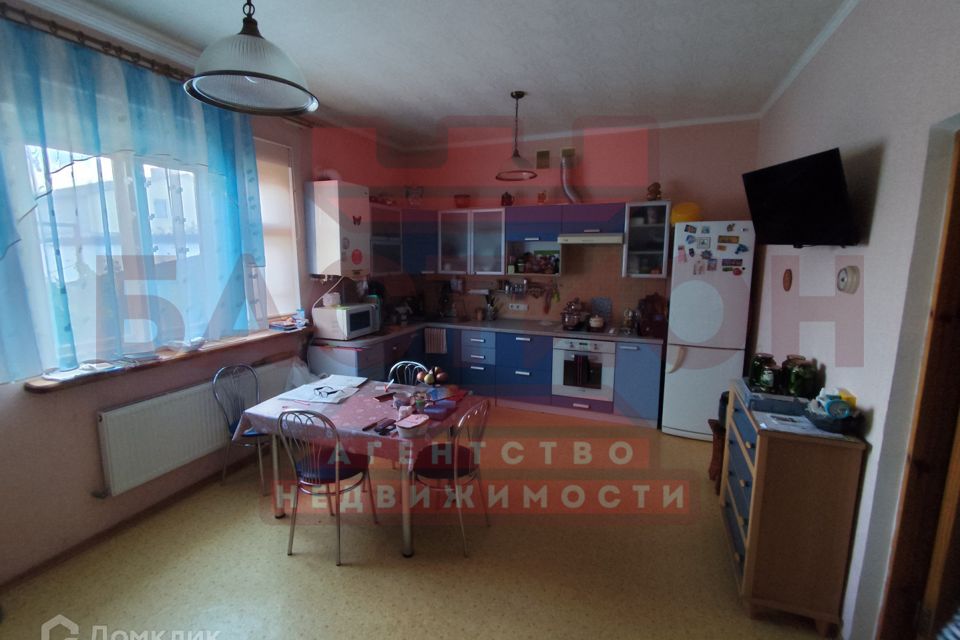 Продаётся 3-этажный дом, 300 м²
