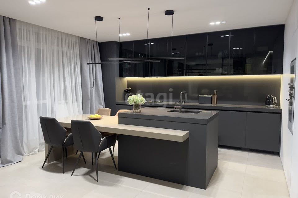 Продаётся 2-комнатная квартира, 200 м²