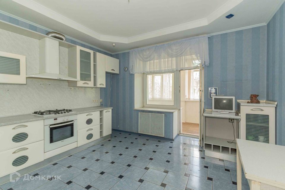 Продаётся 4-комнатная квартира, 145 м²