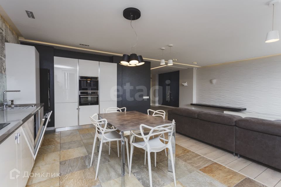 Продаётся 3-комнатная квартира, 133.6 м²