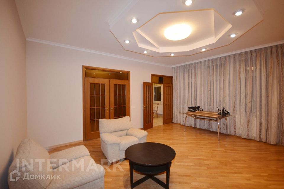 Сдаётся 4-комнатная квартира, 140 м²