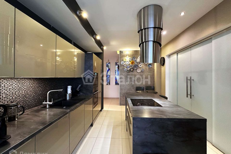 Продаётся 3-комнатная квартира, 130.6 м²