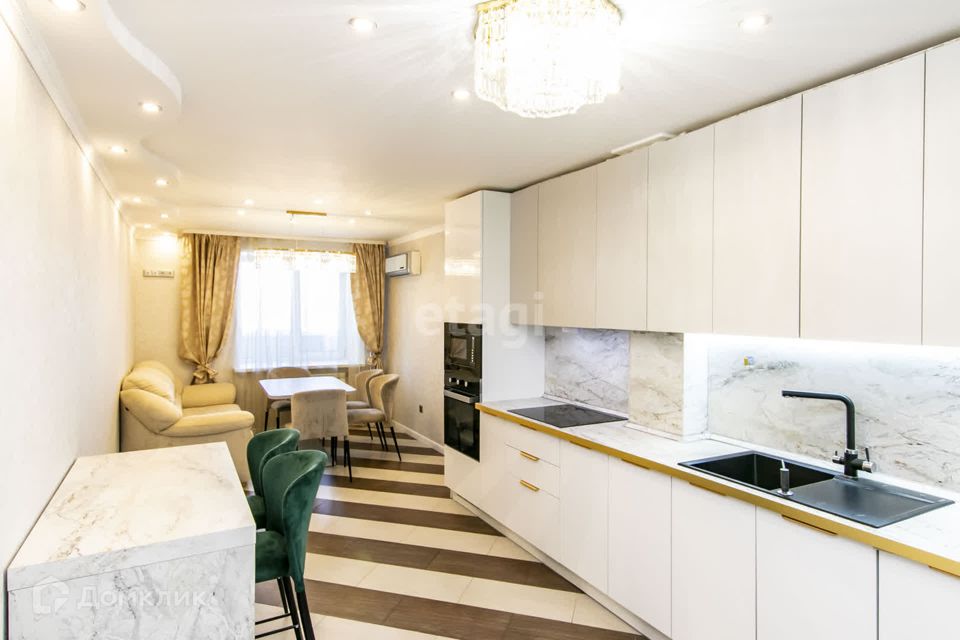 Продаётся 4-комнатная квартира, 136 м²
