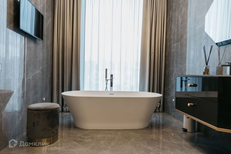 Продаётся 4-комнатная квартира, 159 м²