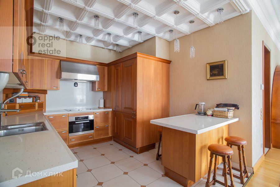 Продаётся 5-комнатная квартира, 308 м²