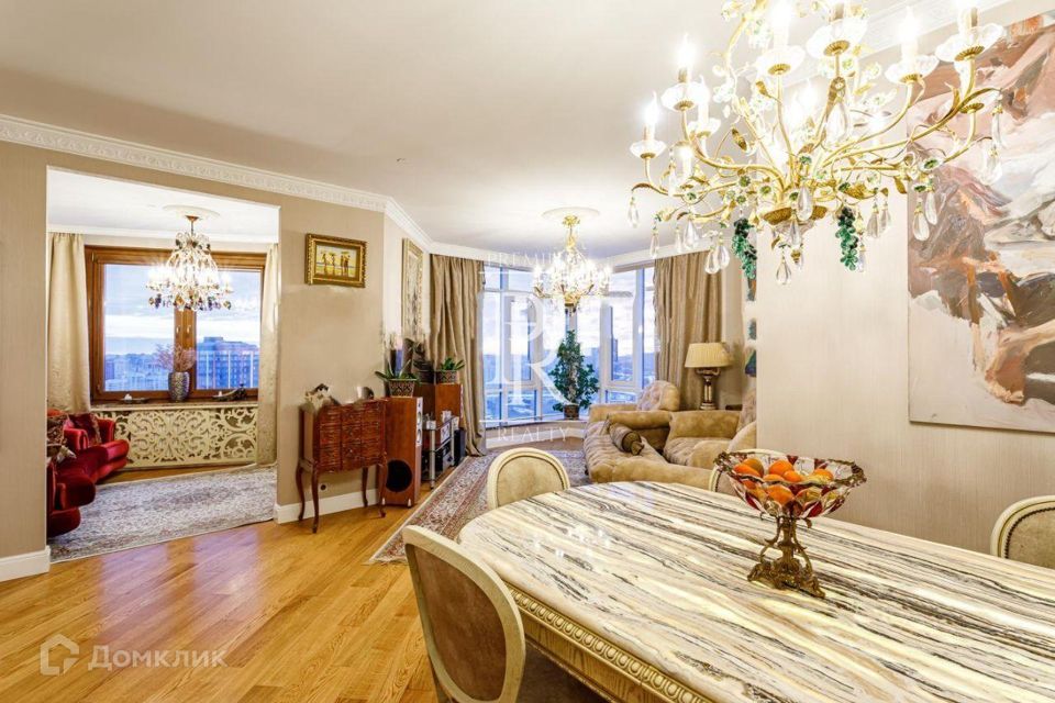 Продаётся 4-комнатная квартира, 145 м²