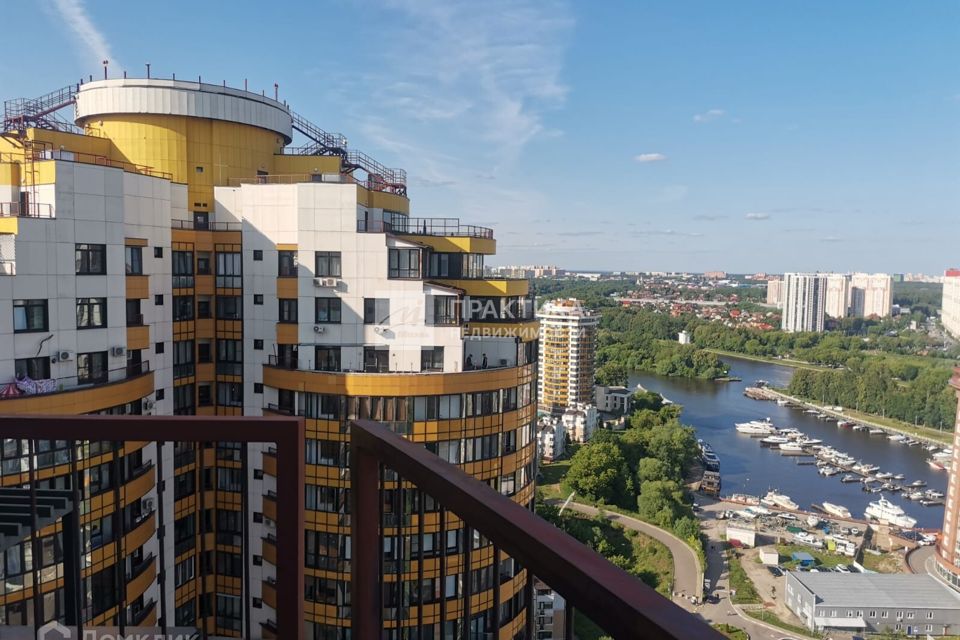 Продаётся 4-комнатная квартира, 215 м²
