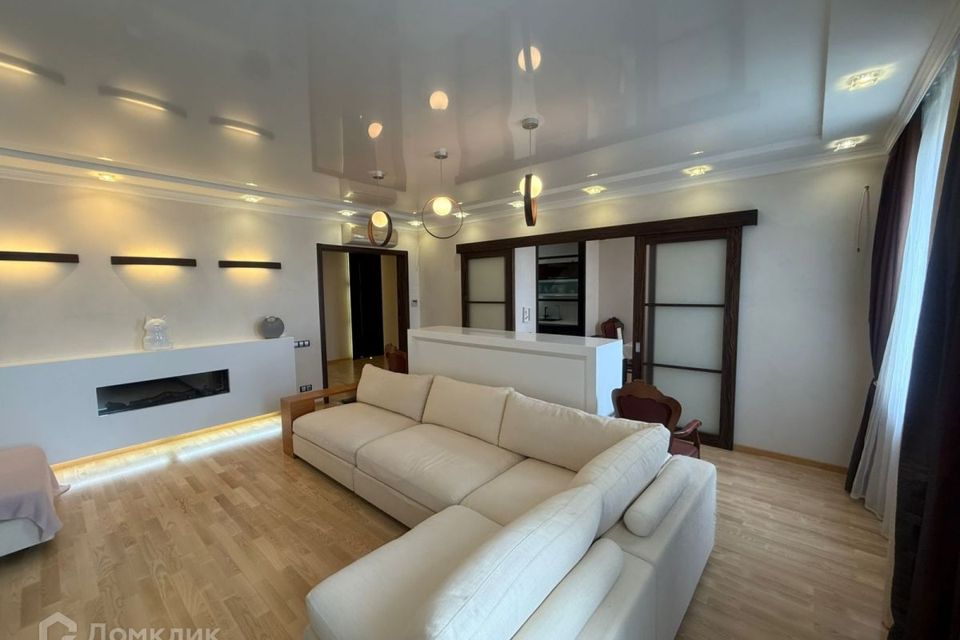 Продаётся 3-комнатная квартира, 192.3 м²