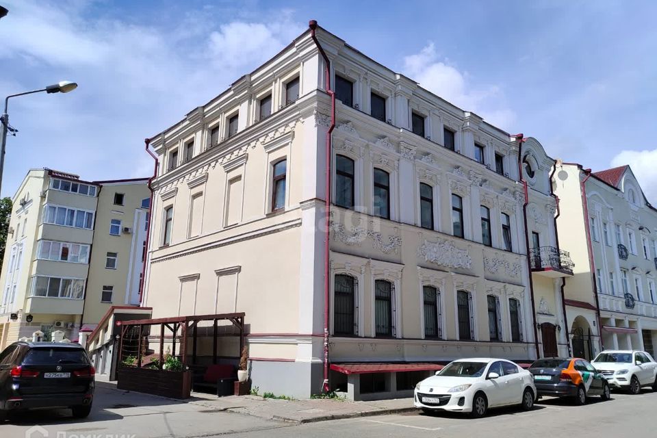 Продаётся 5-комнатная квартира, 244 м²