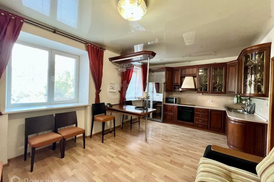Продаётся 3-комнатная квартира, 122.5 м²