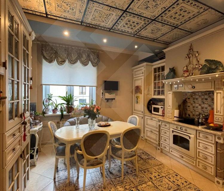 Продаётся 4-комнатная квартира, 149.7 м²