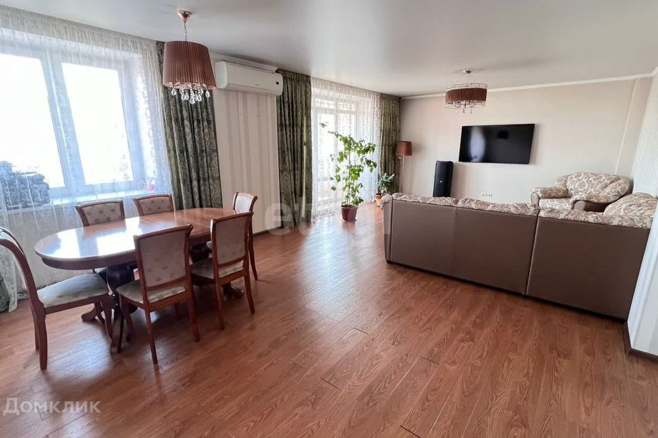 Продаётся 4-комнатная квартира, 145 м²