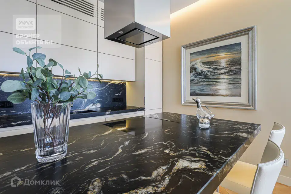 Продаётся 3-комнатная квартира, 156.9 м²