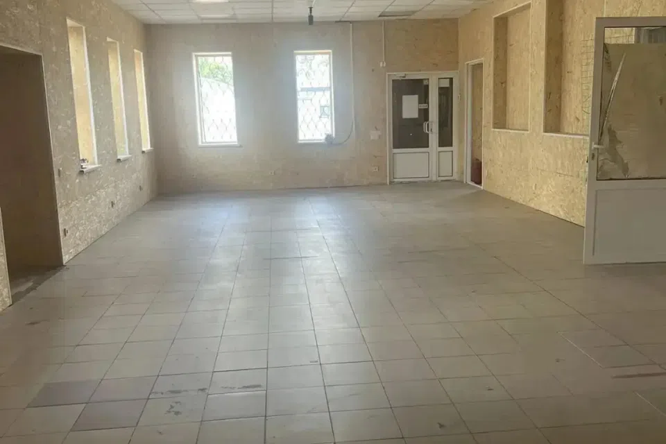 Сдаётся торговое помещение, 297.8 м²