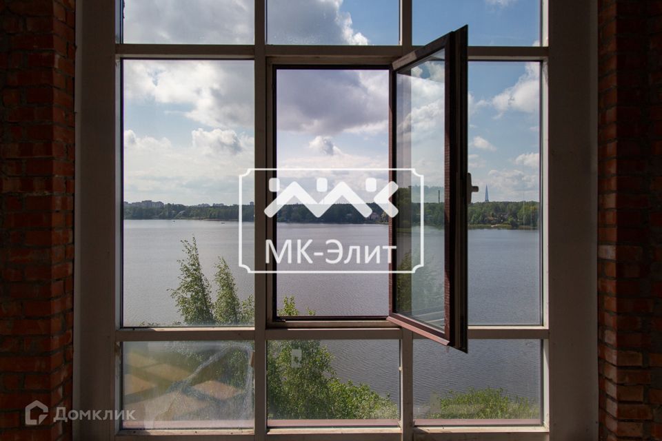 Продаётся 4-комнатная квартира, 195 м²