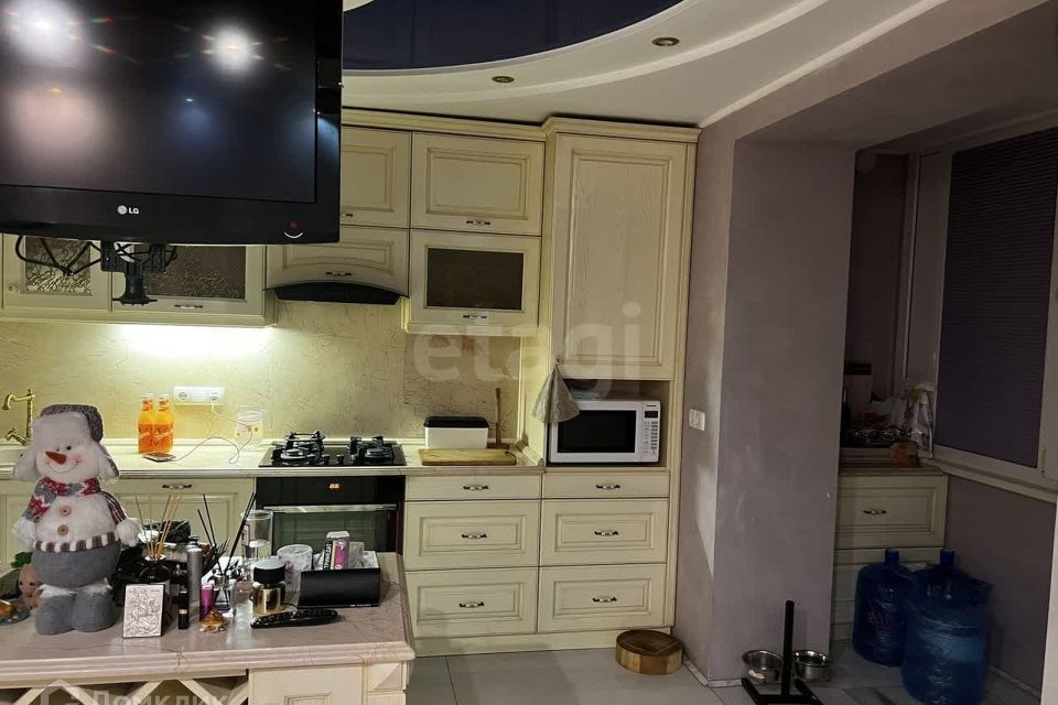 Продаётся 4-комнатная квартира, 151.7 м²