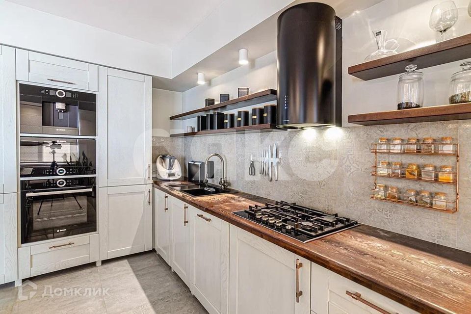 Продаётся 4-комнатная квартира, 203.1 м²