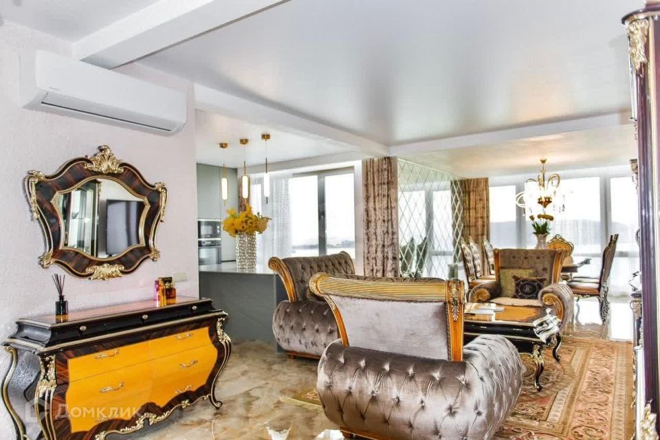 Продаётся 3-комнатная квартира, 130 м²