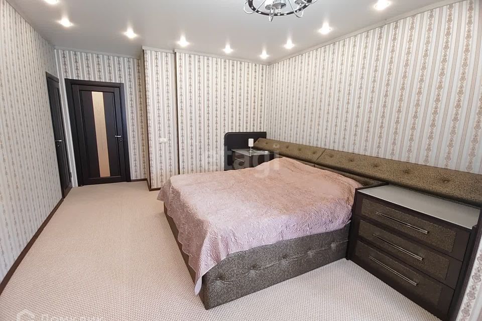 Продаётся 5-комнатная квартира, 181.9 м²