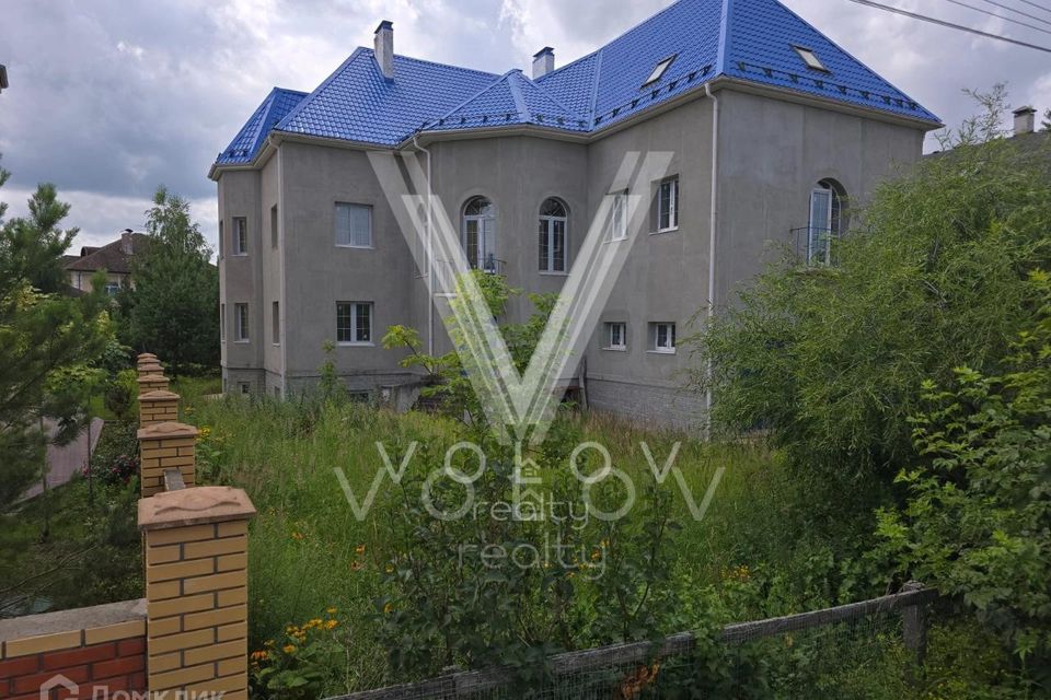 Продаётся 3-этажный дом, 880 м²