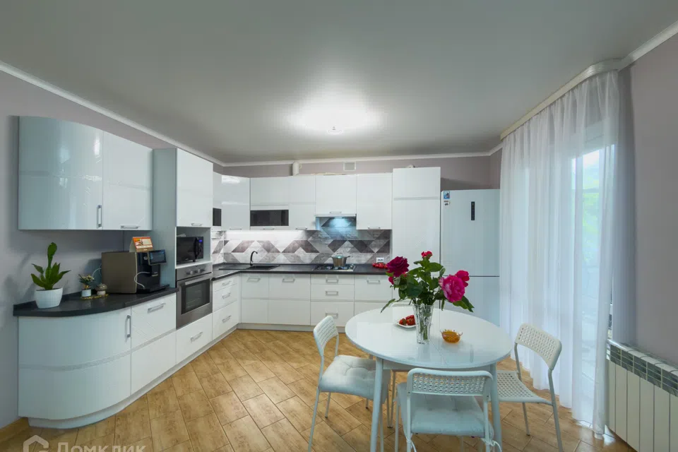 Продаётся 3-этажный дом, 202 м²