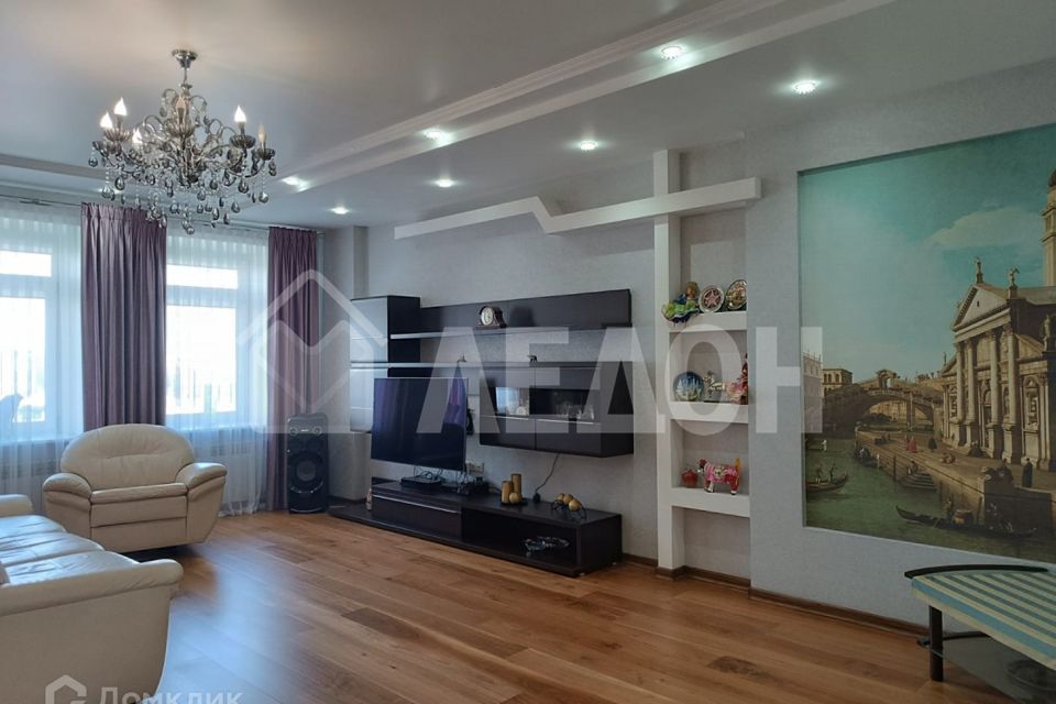 Продаётся 3-комнатная квартира, 133.3 м²