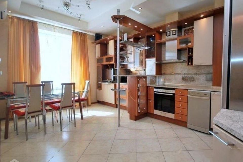 Продаётся 4-комнатная квартира, 156 м²