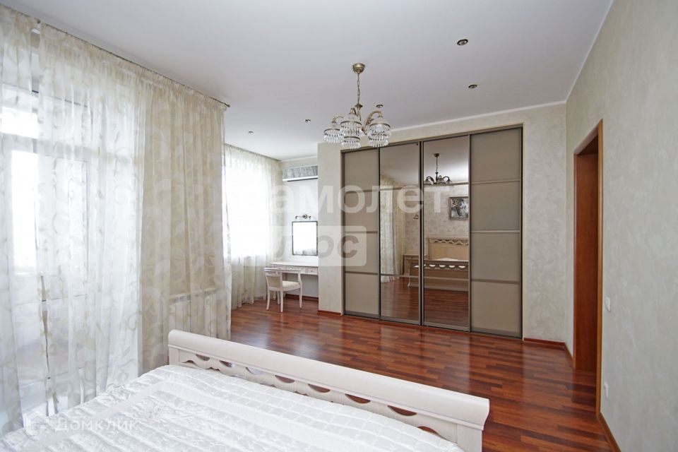 Продаётся 3-комнатная квартира, 140.7 м²