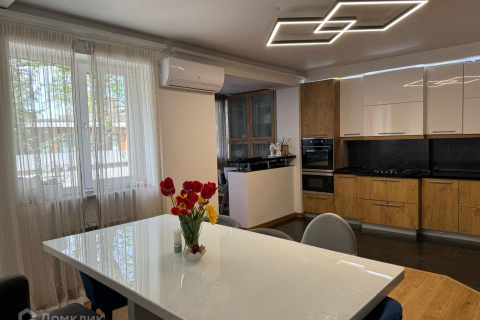 Продаётся 2-комнатная квартира, 65.8 м²