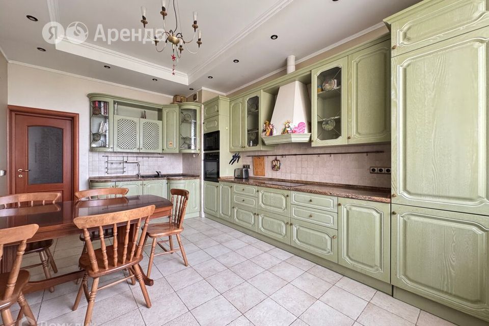 Сдаётся 4-комнатная квартира, 199 м²