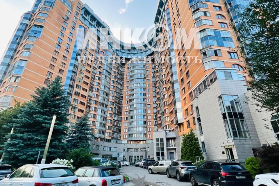 Продаётся 4-комнатная квартира, 145 м²