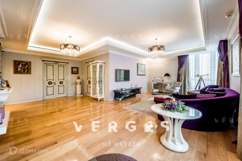 Продаётся 4-комнатная квартира, 208 м²
