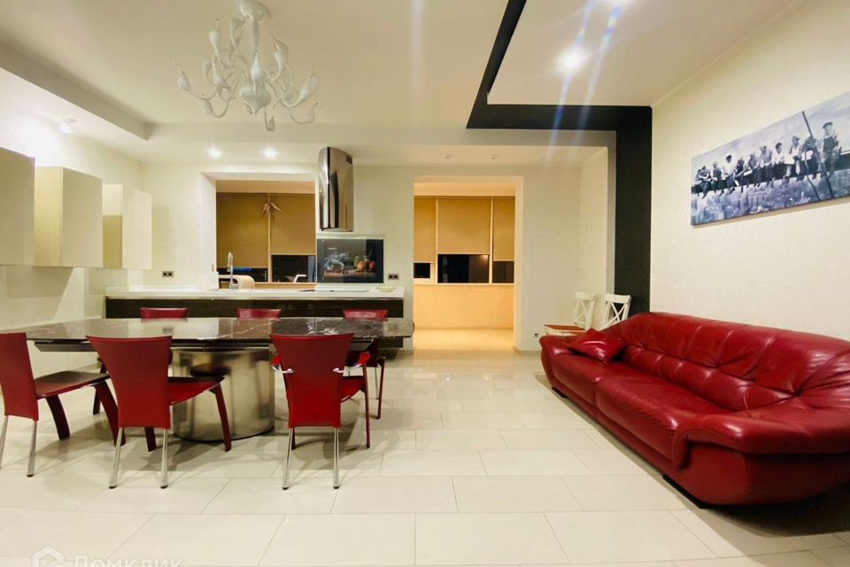 Сдаётся 4-комнатная квартира, 190 м²