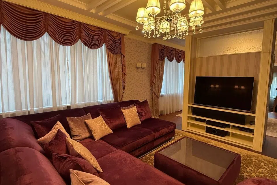 Продаётся 4-комнатная квартира, 201 м²