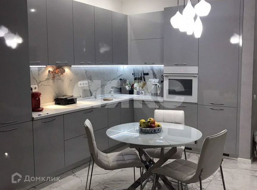 Продаётся 1-комнатная квартира, 82.6 м²