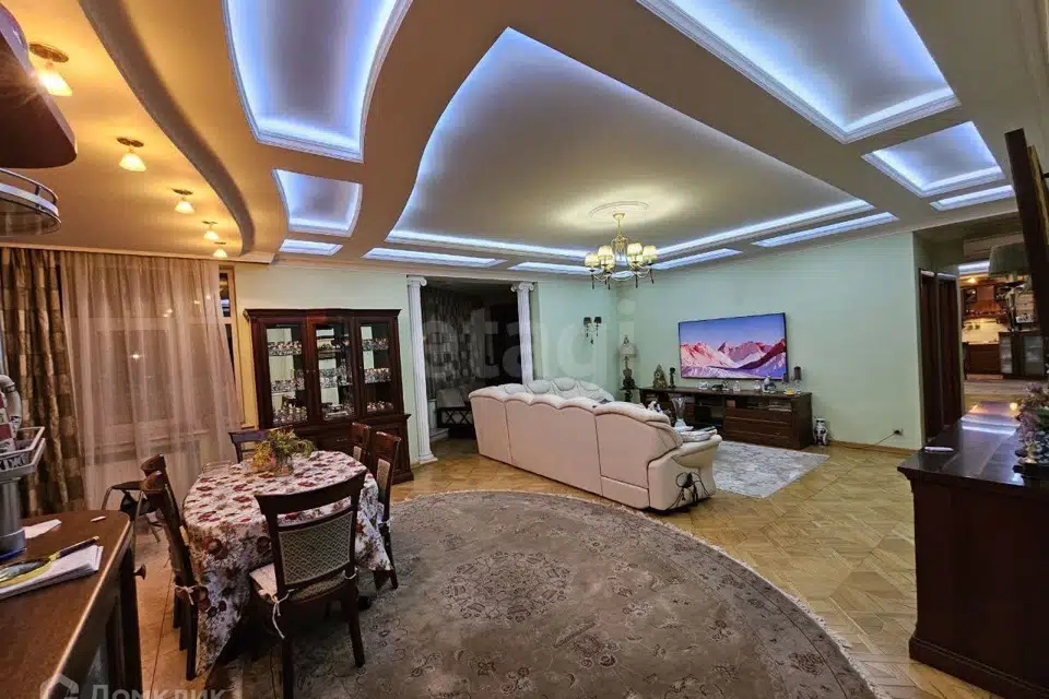 Продаётся 3-комнатная квартира, 127 м²