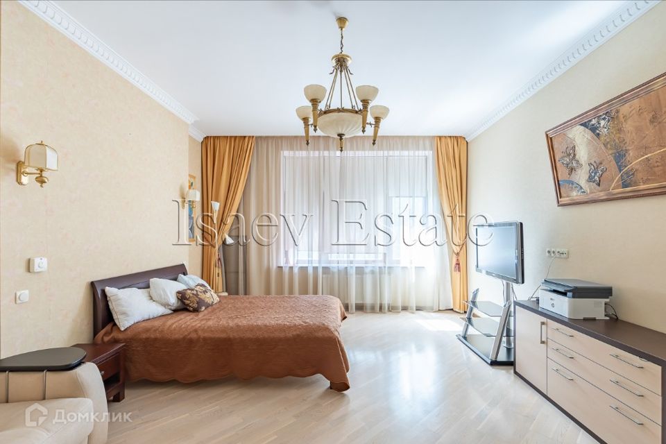Продаётся 3-комнатная квартира, 146 м²