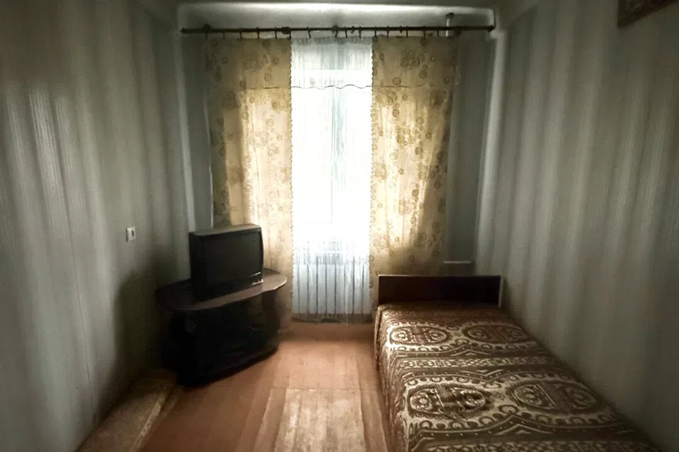 Продаётся 3-комнатная квартира, 48.3 м²