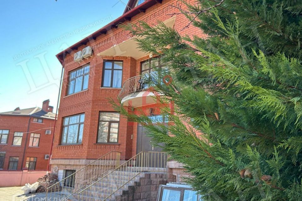 Продаётся 4-комнатная квартира, 220 м²