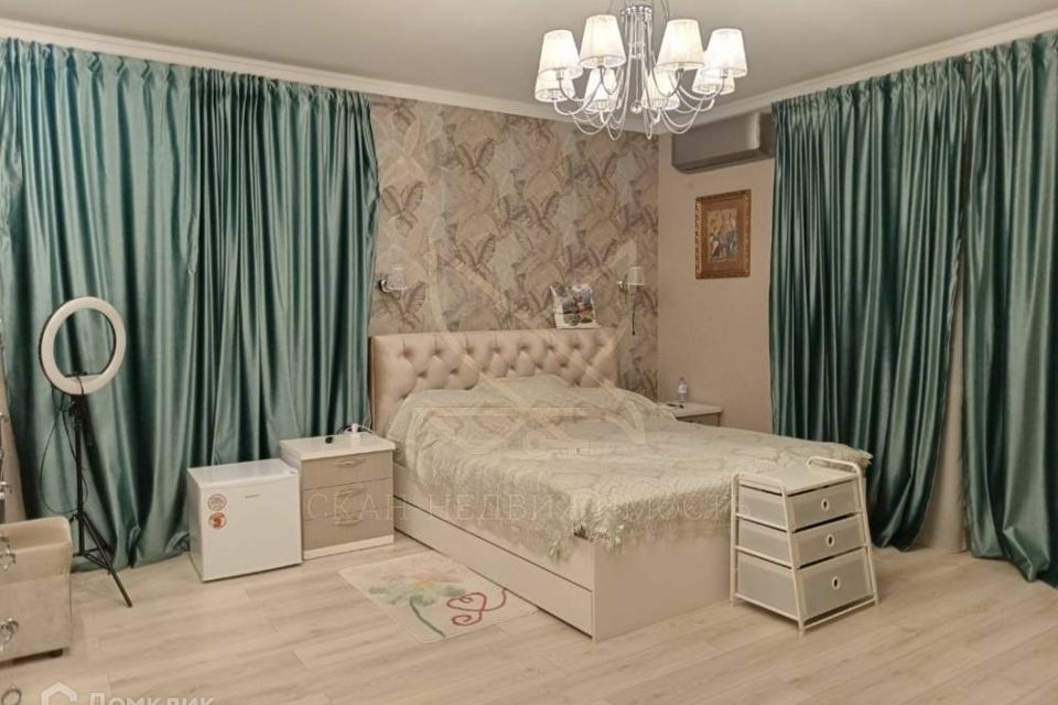 Продаётся 3-комнатная квартира, 108 м²