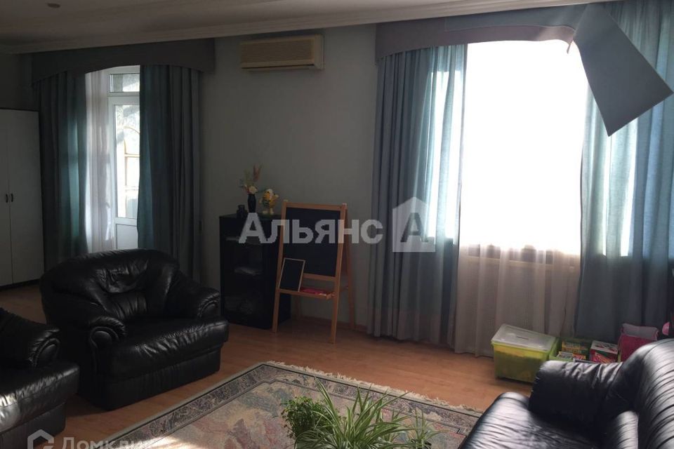 Продаётся 3-комнатная квартира, 110 м²