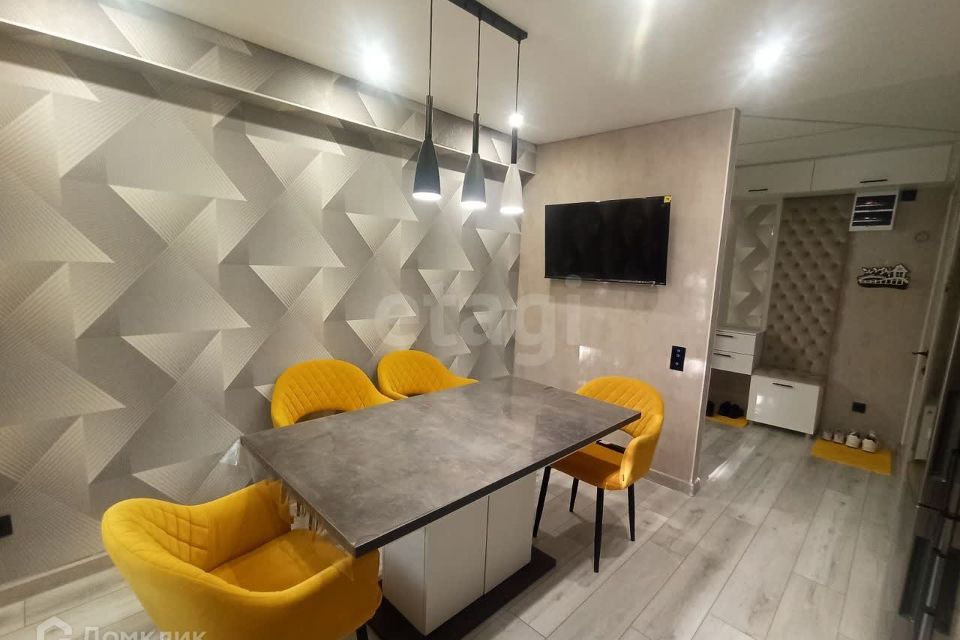 Продаётся 4-комнатная квартира, 59.6 м²
