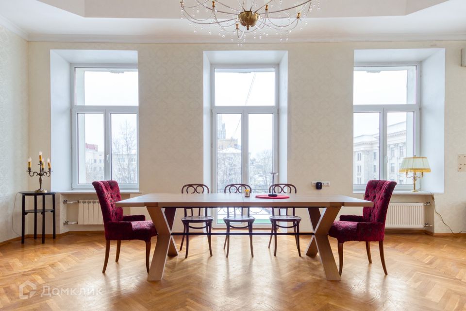 Продаётся 5-комнатная квартира, 205 м²