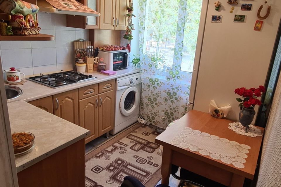 Продаётся 3-комнатная квартира, 45.8 м²