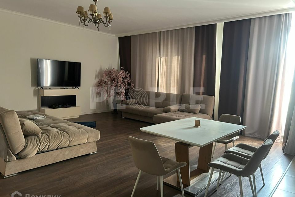 Продаётся 4-комнатная квартира, 177.8 м²