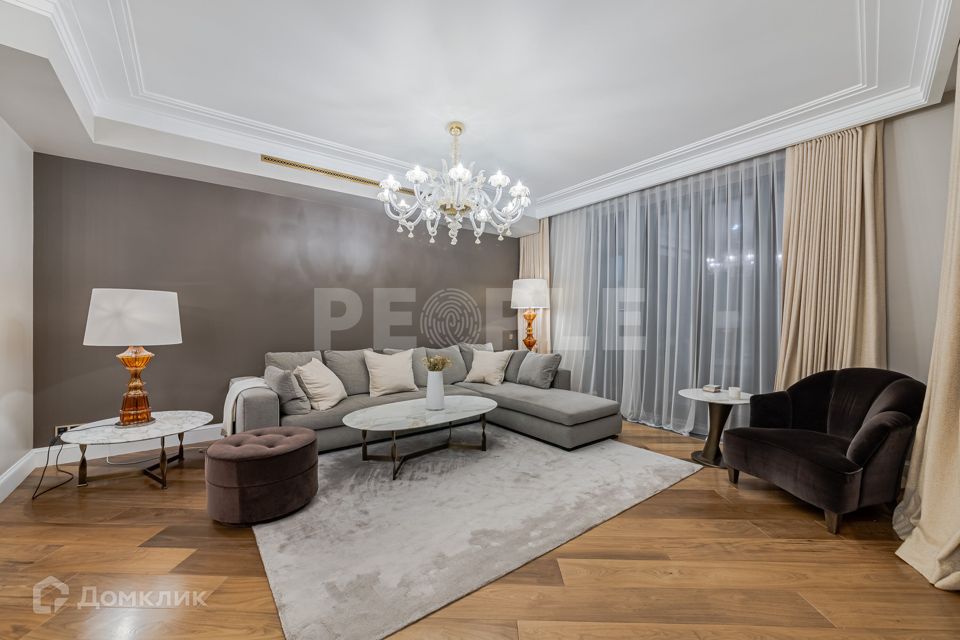 Продаётся 4-комнатная квартира, 195 м²