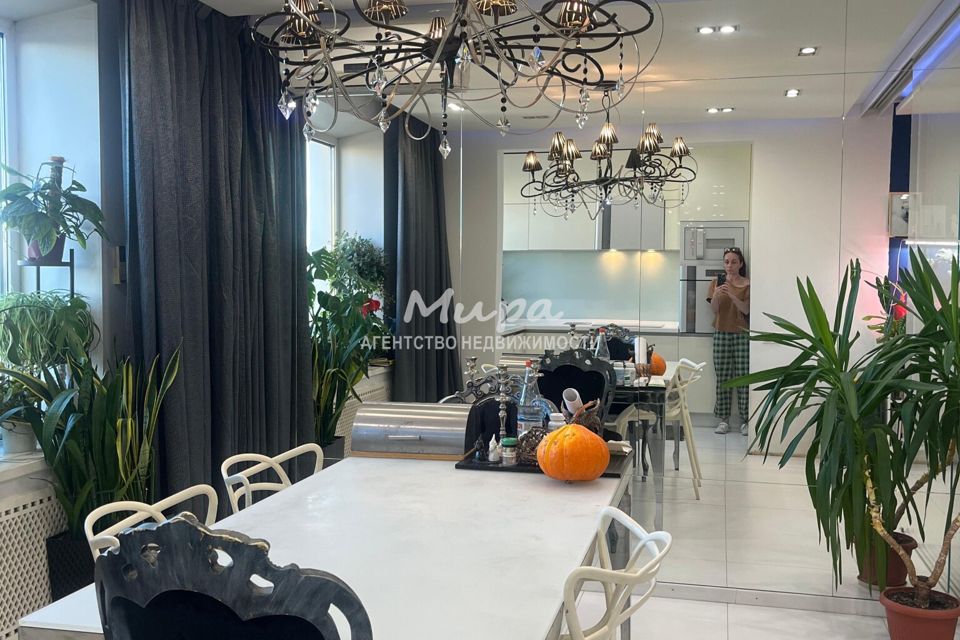 Продаётся 3-комнатная квартира, 133.2 м²
